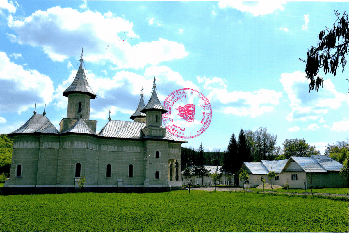 În curtea noii biserici